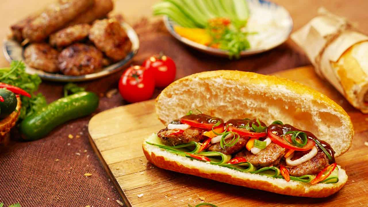 Banh Mi or bread is a dish that is so familiar to the people of Hanoi's Old Quarter. 