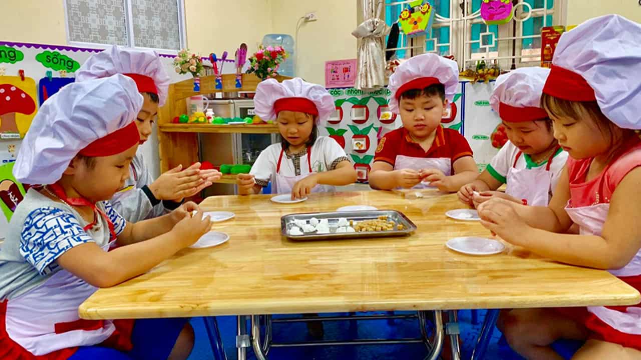 Children experience Tết Hàn Thực