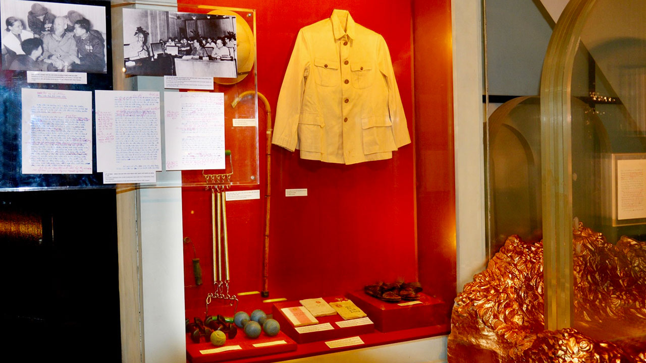 Inside Ho Chi Minh Museum