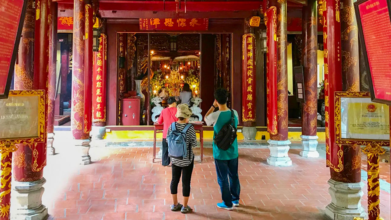 Bach Ma Temple